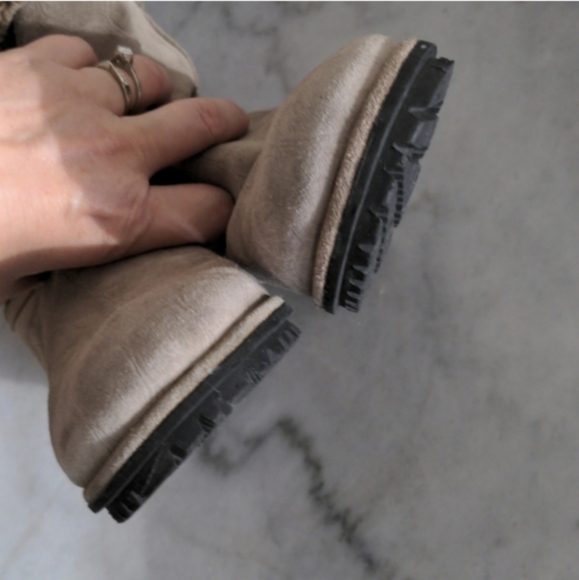 Designer Stuart Weitzman natural suede and fur winter boots, size 7 - Picture 4 of 12